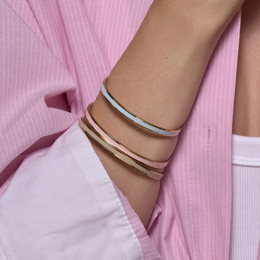 Le jonc de la ligne Bangle est un bijou Iconique de la marque. Sa forme pure et intemporelle en fait une pièce véritablement incontournable.

Amusez-vous à accumuler les joncs Bangle pour créer des combinaisons uniques et élégantes à votre poignet !

Comme tous nos joncs, il est ajustable pour s'adapter au mieux à tous les poignets.

- Jonc en laiton, finition or et laque colorée.
- Taille unique car modèle ajustable.
- Largeur : 0,44 cm.
- Diamètre du jonc : 6 cm.