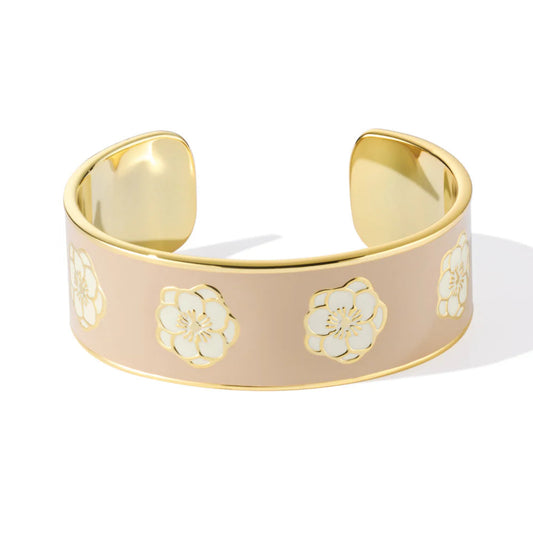 Découvrez les nouveautés de la ligne PEONY, une collection élégante qui tire son nom de la pivoine. Cette gamme unique propose une variété de bijoux, allant du bracelet, au jonc, jusqu'à la broche 3D. Chaque pièce est ornée d'un motif exclusif, conçu par un artiste tatoueur, qui marie habilement des éléments organiques et ethniques.

Comme tous nos joncs, il est ajustable pour s'adapter au mieux à tous les poignets.

- Jonc en laiton avec finition à l'or fin.
- Taille unique car modèle ajustable.
BANGLE UP 