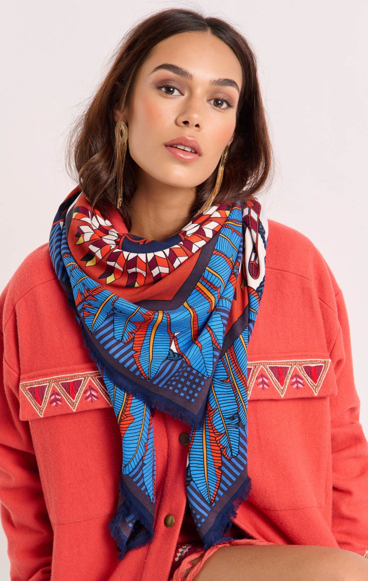 Foulard Machu Pichu bleu grande taille Wild by Hipanema 
140x140cm 
Wild by Hipanema Paris
Collection foulard hiver Wild 2026