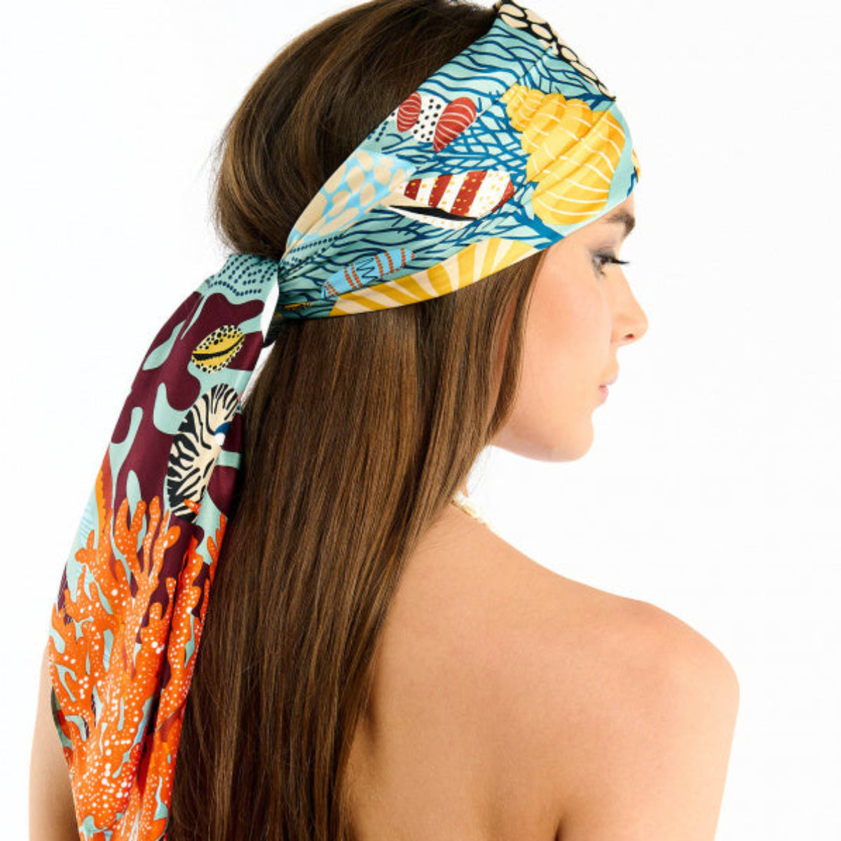 Notre imprimé CORAL s’inscrit autour d’un thème essentiel chez Wild : le voyage et l’exploration des fonds marins. En clin d’œil au cauri, pièce iconique d’Hipanema, coquillages, animaux marins, coraux et crustacés se mêlent dans une chorégraphie visuelle aux nuances de chocolat, ocre, orange, jaune et bleu foncé, déployées sur un fond bleu marin pour la version bleue.

• Matière principale: 100% Polyester recyclé
• Taille: 90 X 90 cm
• Existe en taille: 130 X 130 cm et 55 X 55cm
• Se décline en 2 couleurs