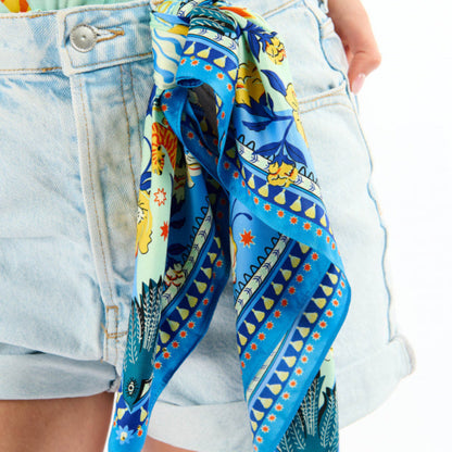 Articulé autour d’une étoile stylisée, l’imprimé BANDIDAS reprend les codes classiques du bandana — comme le motif paisley — et les réinvente en y mêlant un tigre docile et coloré, des fleurs estivales et des éléments d’esthétique mexicaine. Le résultat : une version girly aux influences multiples et lointaines. Décliné en trois couleurs, il est ici dans sa version bleue avec des nuances de jaune, orange, corail, bleu cyan,bleu nuit, blanc et rouge.

• Matière principale: 100% Polyester recyclé