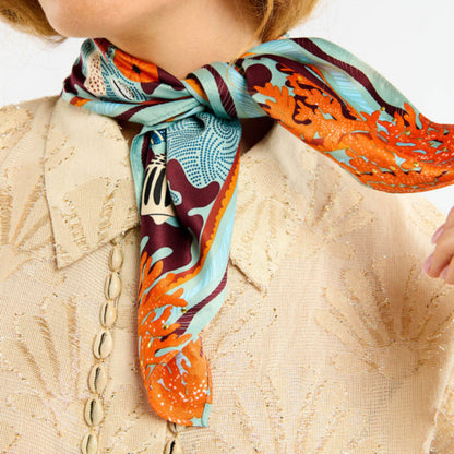 Notre imprimé CORAL s’inscrit autour d’un thème essentiel chez Wild : le voyage et l’exploration des fonds marins. En clin d’œil au cauri, pièce iconique d’Hipanema, coquillages, animaux marins, coraux et crustacés se mêlent dans une chorégraphie visuelle aux nuances de chocolat, ocre, orange, jaune et bleu foncé, déployées sur un fond bleu marin pour la version bleue.

• Matière principale: 100% Polyester recyclé
• Se décline en 2 couleurs