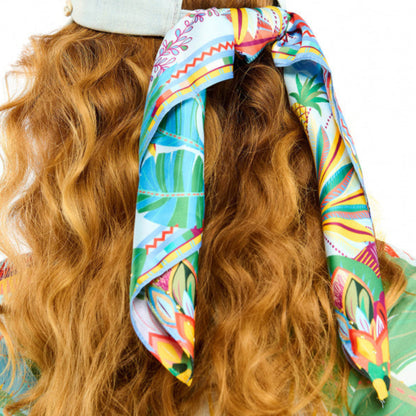 Chez Wild, chaque création devient l’occasion de dessiner des palmiers et de magnifier la luxuriance d’une nature tropicale. Oiseaux de paradis, perroquets flamboyants, dattiers et végétation XXL s’épanouissent sur un décor vibrant, illuminé par un soleil généreux et ponctué d’une vague, clin d’œil à l’océan, fidèle compagnon de nos collections d’été. HAWAÏ se décline en trois couleurs. Il est ici dans sa déclinaison bleue, sublimée par des nuances ocre, rouges, corail, bleu ciel, vertes, jaunes, kaki 