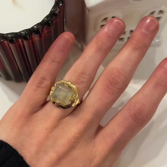 Bagues pierres naturelles carrés plaqué or 18 carats
Créatrice de bijoux française
Bijoux made in France
Bijoux lithothérapies
Oeil de Tigre, Labradorite, Prehnite , Sillimanite rouge
Vertus des pierres